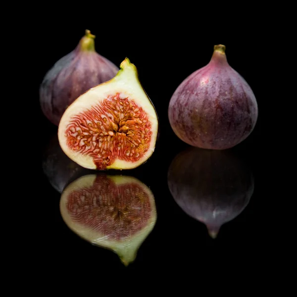 Спелые Фиолетовые Плоды Инжира Изолированы Черном Фоне Отражением — стоковое фото