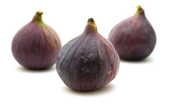 Frutos maduros de higo púrpura aislados sobre fondo blanco — Foto de Stock