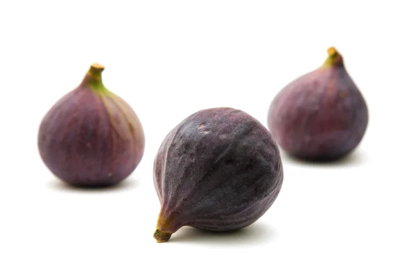 Спелые фиолетовые плоды инжира на белом фоне — стоковое фото