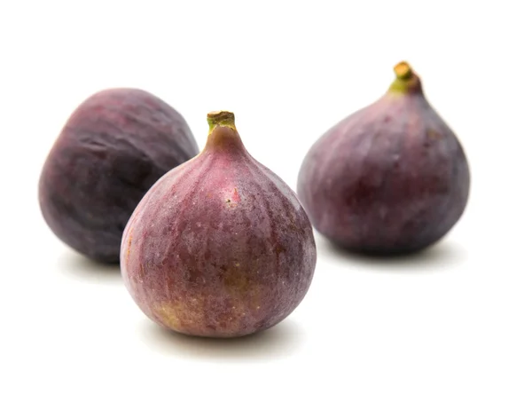 Frutos maduros de higo púrpura aislados sobre fondo blanco — Foto de Stock