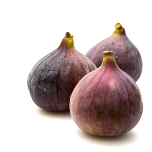 Frutos de figo roxo maduros isolados sobre fundo branco — Fotografia de Stock