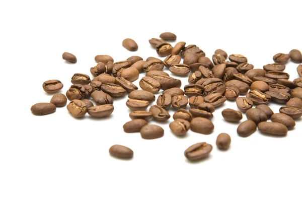 少数几个孤立在白色背景上的咖啡豆 — 图库照片