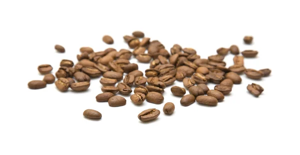 Punhado de grãos de café isolados em fundo branco — Fotografia de Stock