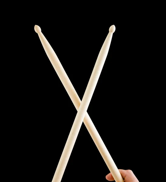Paar eenvoudige houten drumsticks geïsoleerd op zwarte achtergrond — Stockfoto
