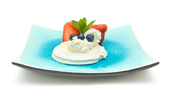 Nido de merengue con crema batida y bayas frescas, decorado con — Foto de Stock