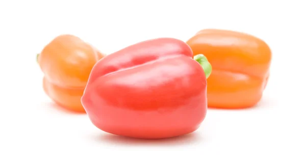 Tre Röda Och Orange Paprika Isolerad Vit — Stockfoto