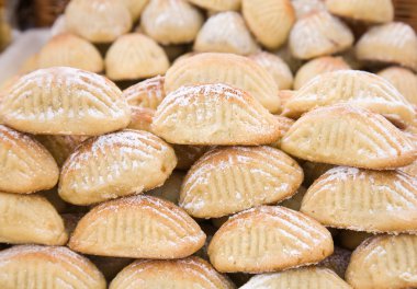 bir pazarda satışa tatlı İtalyan marzipan bisküvi