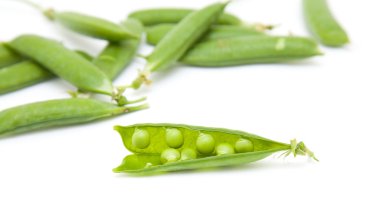 Beyaz yüzey üzerinde taze yeşil peapods; izole