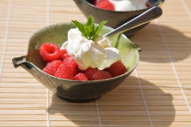 krem şanti ve taze nane fışkın taze frambuaz;