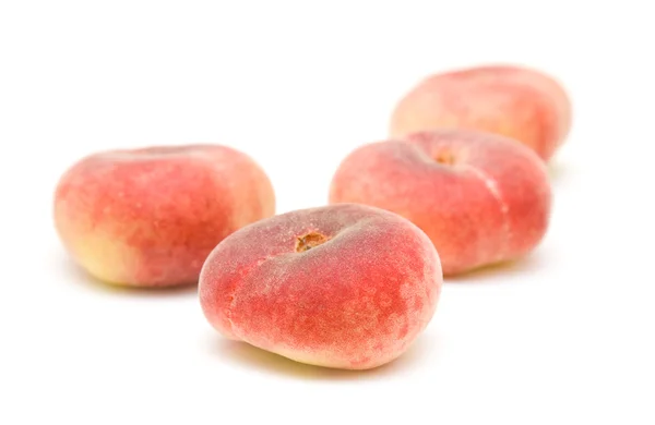 Donut peaches isolated on white (Paraguayos; Saturn Peaches; Chinese Flat P — Stock Photo, Image