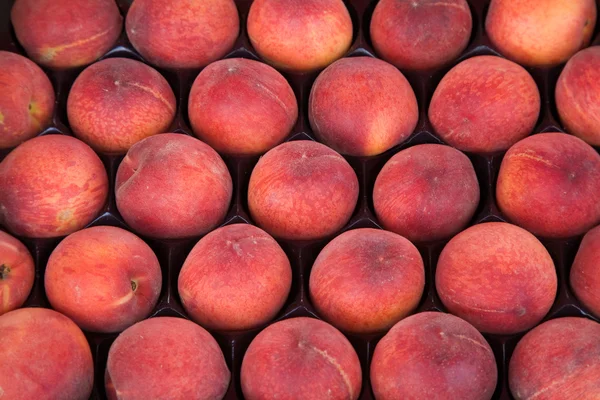 Красные Спелые Персики Продажи Рынке — стоковое фото