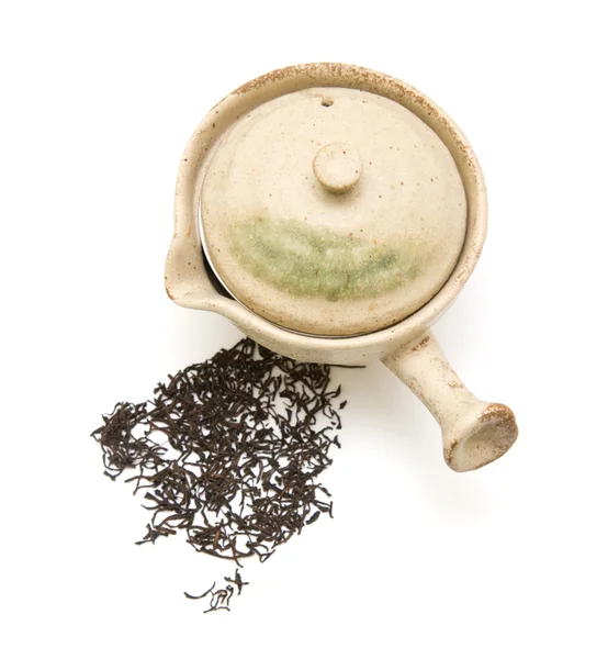 Kleine Individuelle Keramik Teekanne Und Verstreute Teeblätter Auf Weißem Hintergrund — Stockfoto