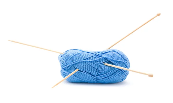 蓝色棉与竹木制编织针插在它对针织纱球 — 图库照片