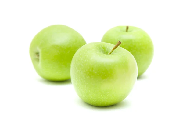 Tres manzanas verdes aisladas sobre fondo blanco — Foto de Stock