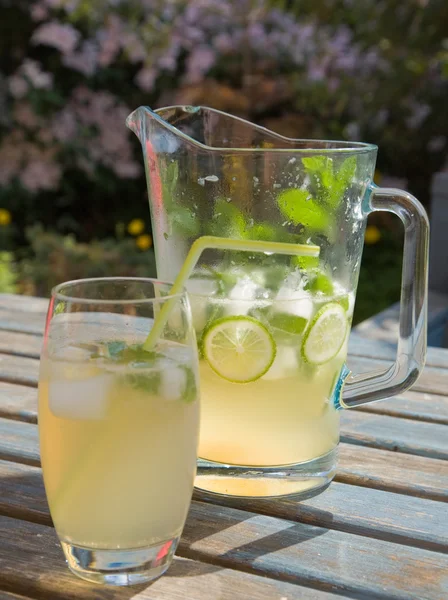 Domowe Zachmurzony Lemoniady Miętą Limonką Położony Słońcu — Zdjęcie stockowe