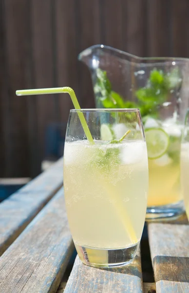 Domowe Zachmurzony Lemoniady Miętą Limonką Położony Słońcu — Zdjęcie stockowe