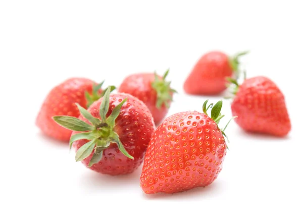 Fresas frescas rojas maduras aisladas sobre fondo blanco —  Fotos de Stock
