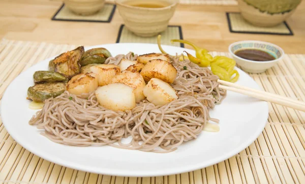 Fried scallops on stir-fried buckwheat noodles — Stock Photo, Image