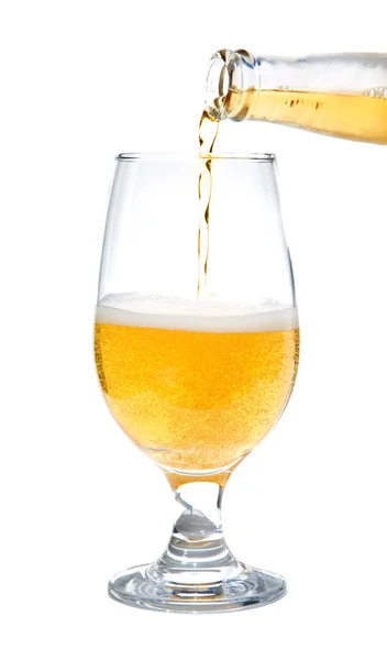 เทเบียร์จากขวดลงในแก้ว ที่แยกจากสีขาว — ภาพถ่ายสต็อก