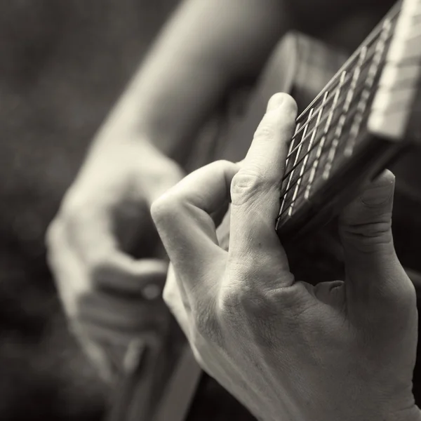 Игра на акустической гитаре, аккорд барре — стоковое фото