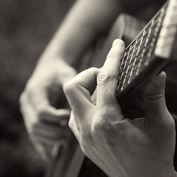 Игра на акустической гитаре, аккорд барре Лицензионные Стоковые Фото