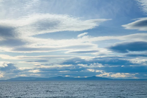 Céu de cavala, vista sobre o Firth of Forth em direcção a Fife, Scotlan — Fotografia de Stock
