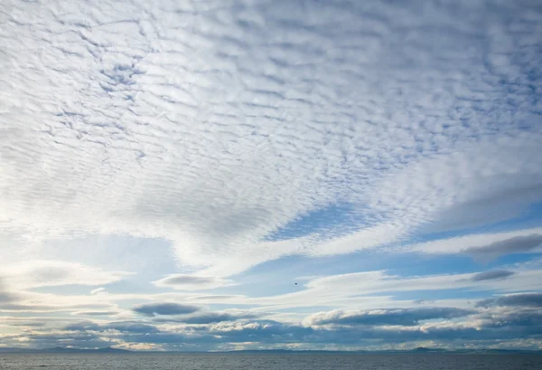 Céu de cavala, vista sobre o Firth of Forth em direcção a Fife, Scotlan — Fotografia de Stock