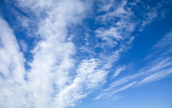Небо с перистыми облаками — стоковое фото