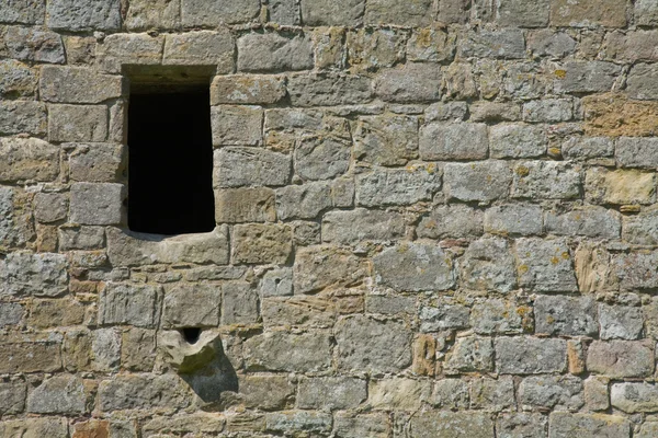 Parede de pedra velha com janela e dreno — Fotografia de Stock