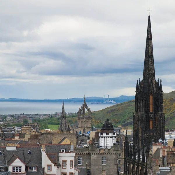 ロイヤル マイルの距離で前後のファース ゴシック様式 大聖堂 スコットランド市スコットランド エジンバラ城からの眺めの首都 — ストック写真