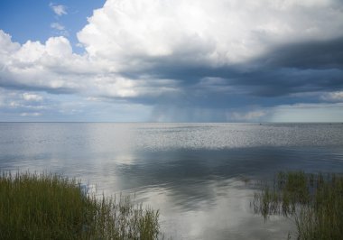 yağmur bulutları ve Kuzey Denizi (kattegat, Baltık parçası gökkuşağının),