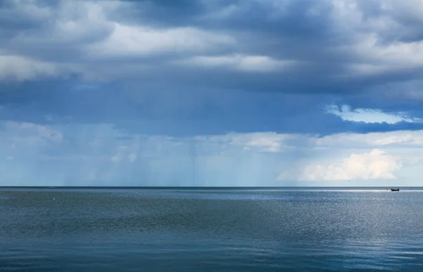 Хмари дощу над північним морем , — стокове фото