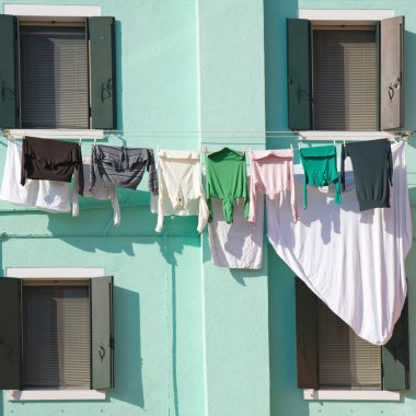 Venedik lagün Burano Adası; parlak renkli ev; yıkama