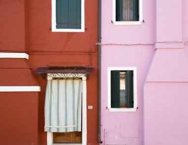 Venedik lagün Burano Adası; parlak renkli ev; yıkama