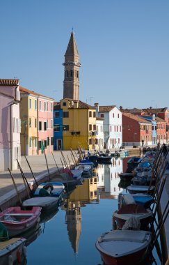 Venedik lagün Burano Adası; ünlü parlak renkli ev