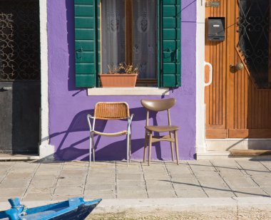 Venedik lagün Burano Adası; ünlü parlak renkli evleri;