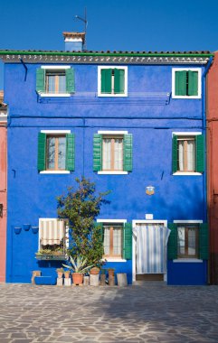 Venedik lagün Burano Adası; parlak renkli mavi ev