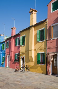 Venedik lagün Burano Adası; Famouse parlak renkli mavi evler, s