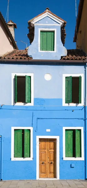 Venedik lagün Burano Adası; parlak renkli ev; yıkama — Stok fotoğraf
