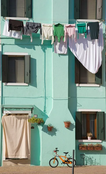 Burano island in lagoon of Venice; brightly-colored house; washing — Stock Photo, Image