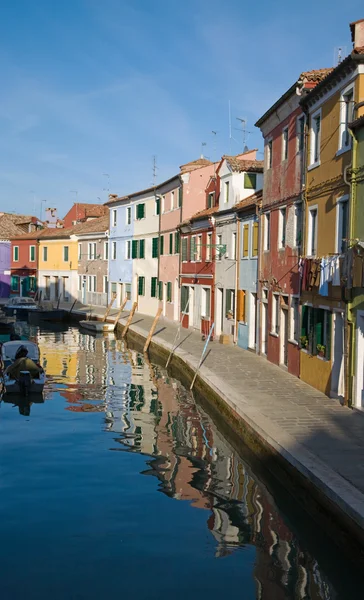 Остров Бурано в лагуне Венеции; знаменитые дома яркого цвета — стоковое фото
