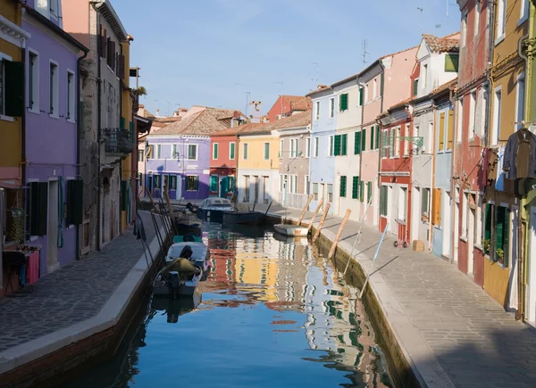 Burano island in lagoon of Venice; famous brightly-colored houses — Stock Photo, Image