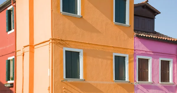 Burano eiland in de lagune van Venetië; beroemde helder-gekleurde huizen — Stockfoto