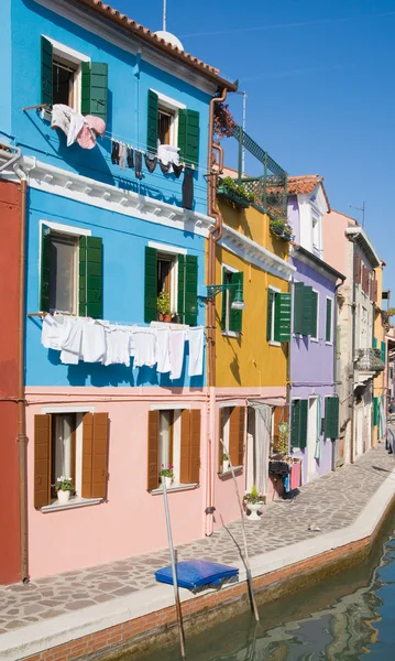 Ilha de Burano na lagoa de Veneza; famosas casas coloridas — Fotografia de Stock