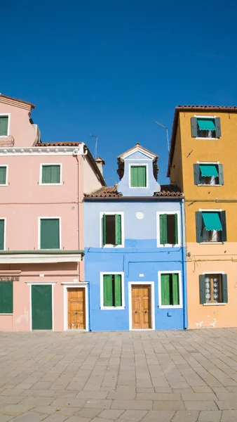 Burano island in lagoon of Venice; famous brightly-colored houses; — Stock Photo, Image