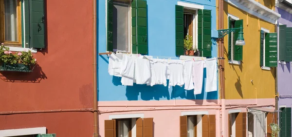 Burano island in lagoon of Venice; famous brightly-colored houses — Stock Photo, Image