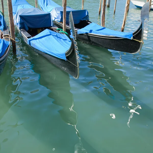 Venetië; aangemeerde gondels — Stockfoto
