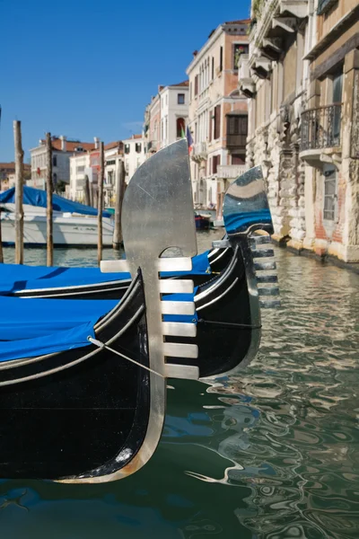 Venedik; demirli gondol — Stok fotoğraf
