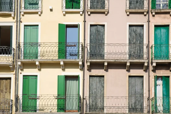 Padova; Italië; Smalle balkon met metalen balustrades — Stockfoto