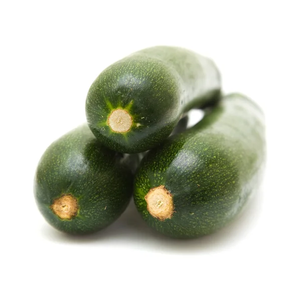 Drei gestapelte Zucchini (Zucchini) isoliert auf weißem Hintergrund — Stockfoto